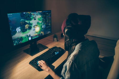 Chica jugando a videojuegos multijugador