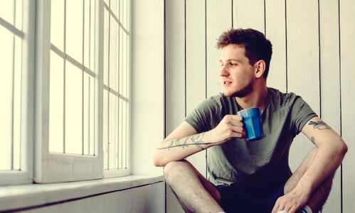 Hombre tomando café