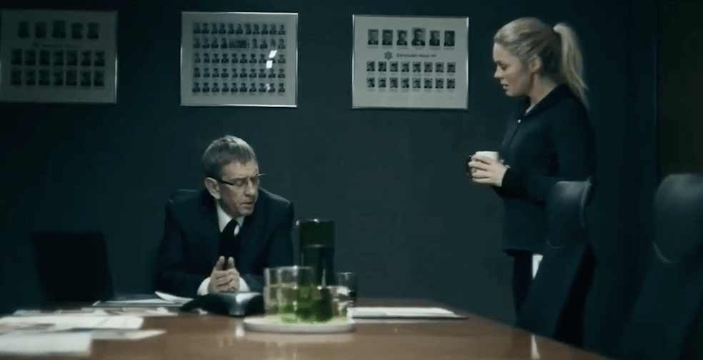 Detective hablando con su superior