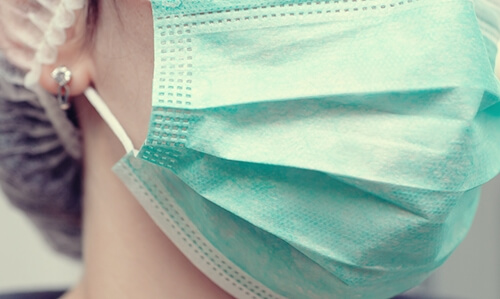 Chica con mascarilla representando que sanitarios necesitan atención psicológica