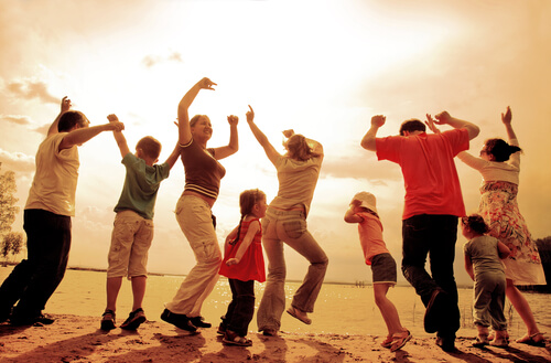 Familia bailando al atardecer