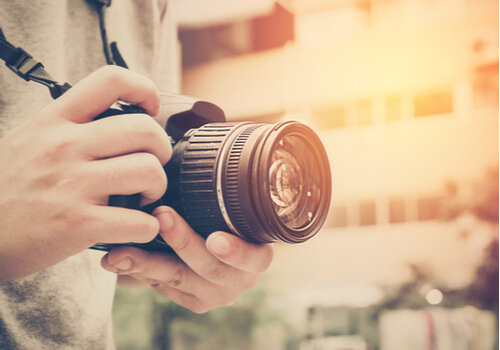 Hombre con una cámara de fotos