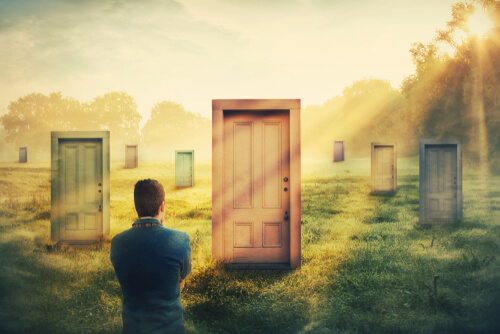 Hombre ante puertas preguntándose cómo empezar de cero