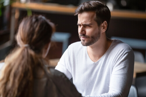 Hombre hablando con una mujer narcisista