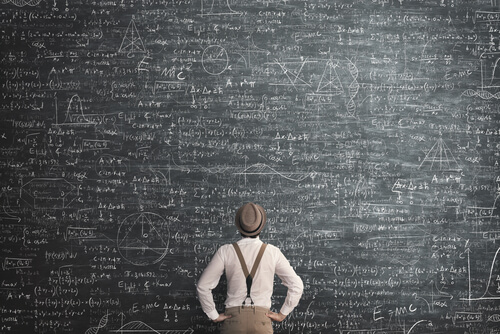 Hombre revisando un problema científico