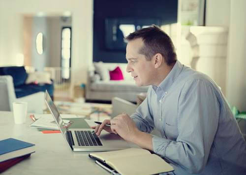 Hombre ante ordenador representando las recomendaciones para teletrabajar