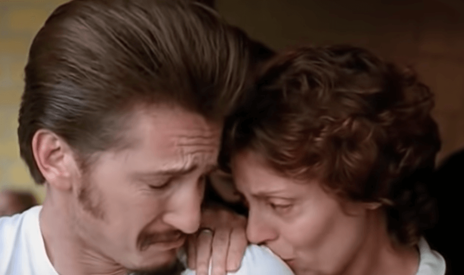 Hombre triste y mujer consolándolo