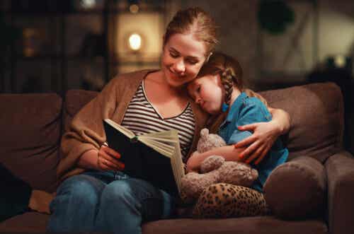 Madre con hija leyendo un libro