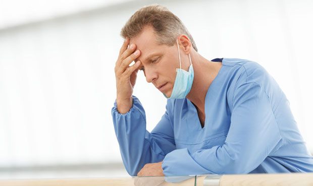 Médico preocupado por coronavirus