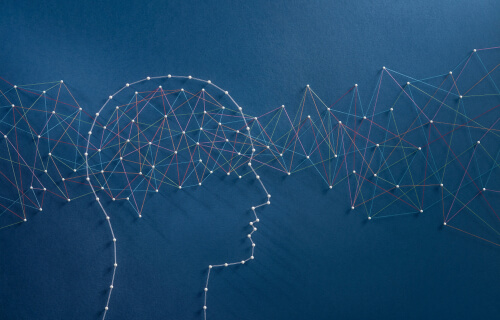 Mente con hilos de información