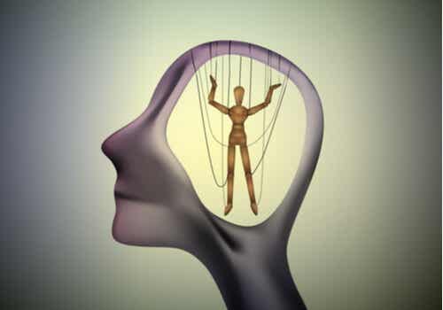Los experimentos de Karremans, Stroebe y Clauss sobre la manipulación de la mente