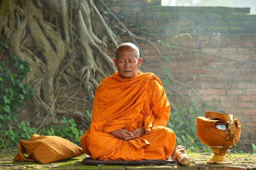 monje tibetano meditando