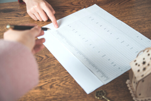 Mujer apuntando actividades en un horario
