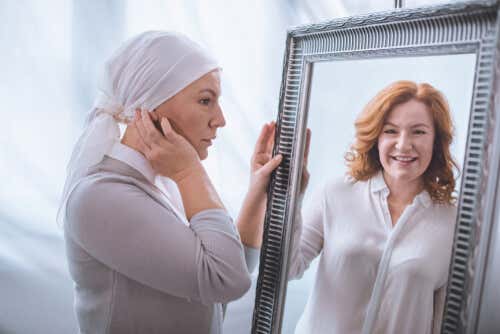 Mujer con cáncer mirándose al espejo
