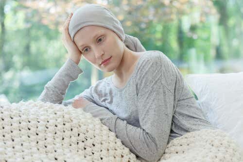 Mujer con cáncer preocupada