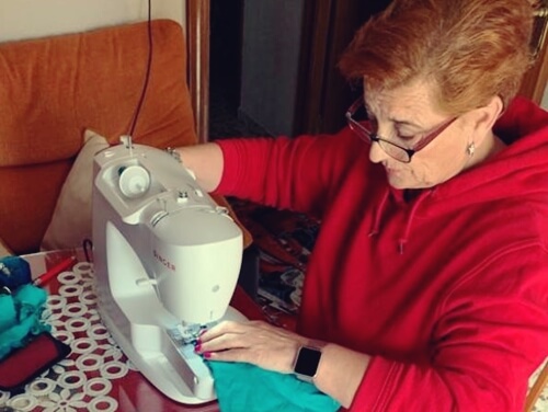 Mujer cosiendo