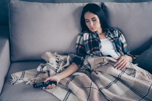 Mujer dormida en el sofá