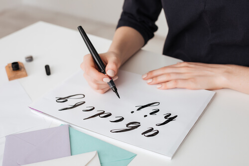 Mujer escribiendo letras