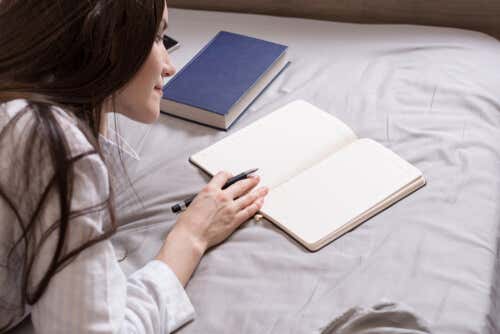Mujer escribiendo en el diario de sueños