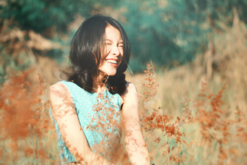 Mujer feliz en el campo