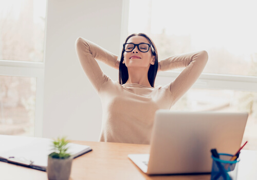 Mujer feliz y tranquila por su calidad de vida laboral