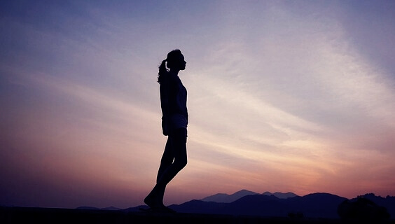 Mujer pensando que todo irá bien