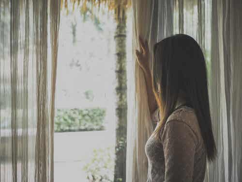 Mujer mirando por la ventana