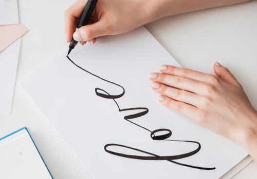 Mujer practicando el lettering