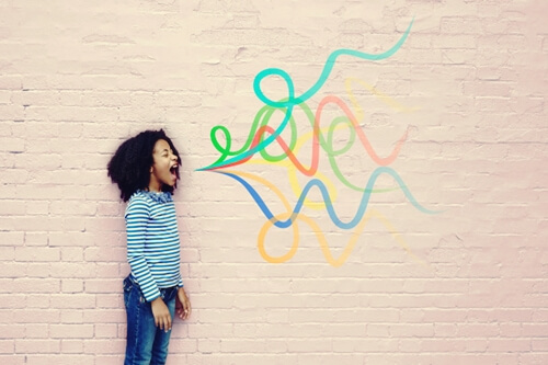 Niña expresando verbos emocionales