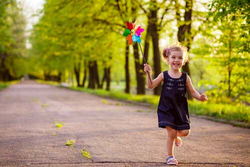 Dziewczynka biegnie w parku