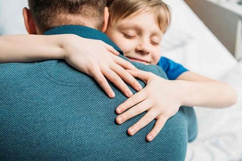 Niño abrazando a su padre representando el papá, gracias