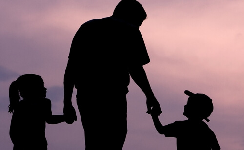 Padre con sus hijos representando el papá, gracias