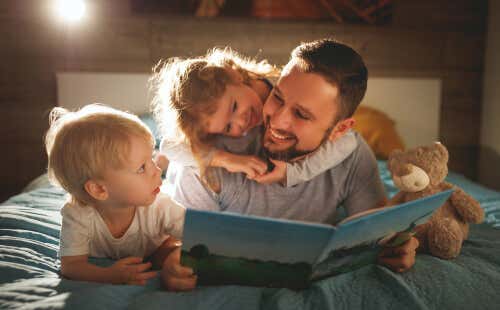Padre leyendo un cuento con sus hijos