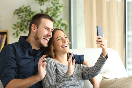 Pareja haciendo una videollamada con su familia