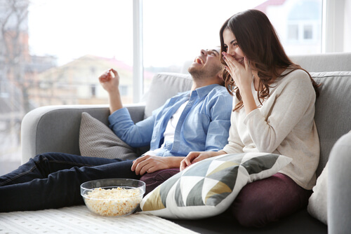 Pareja viendo una película