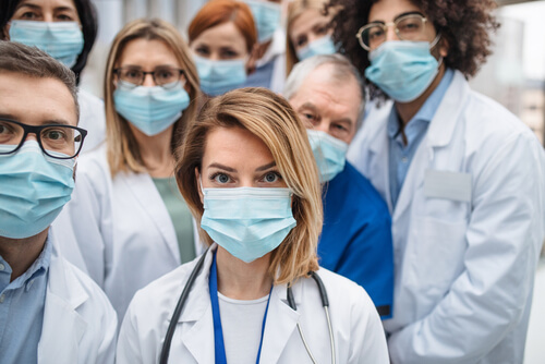 Profesionales sanitarios con mascarillas representando que la empatía es más necesaria que nunca