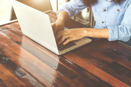 Profesor con el ordenador