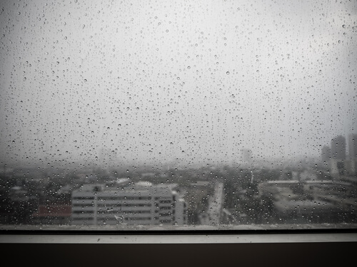 Ventana con gotas de lluvia