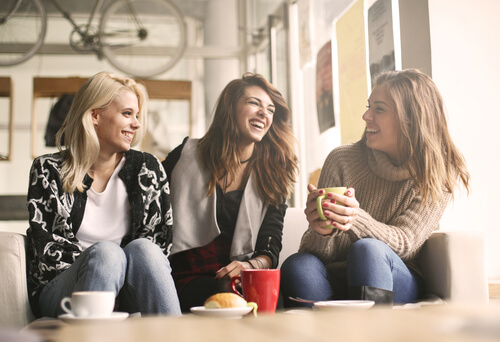 Amigas hablando sobre la sensibilidad social