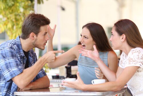 Amigos discutiendo