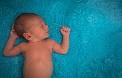 Bebé sobre una manta azul