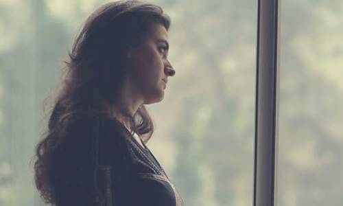 Mujer mirando por la ventana