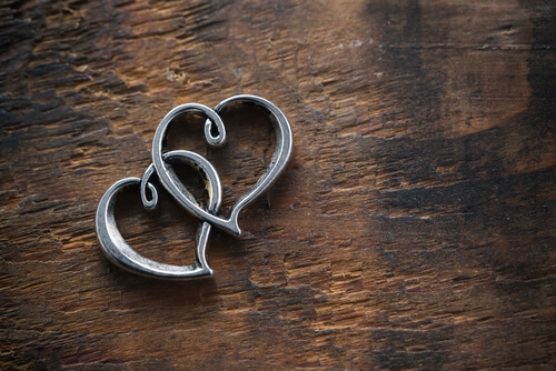 Dos corazones de metal