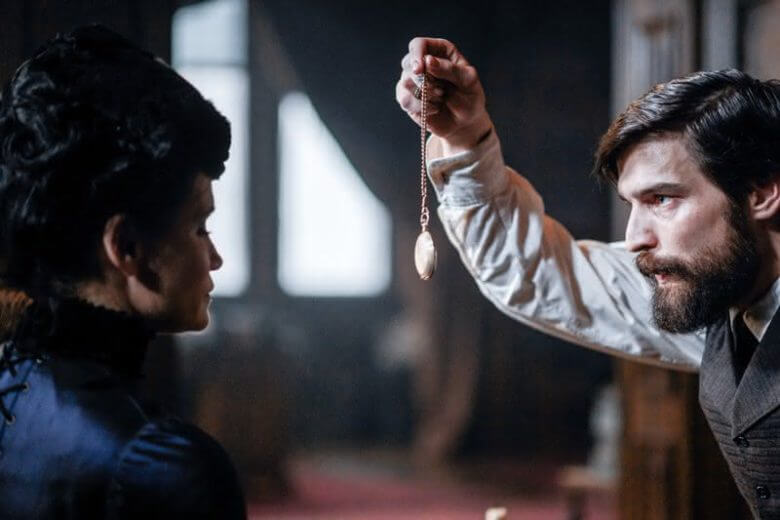 Freud haciendo hipnosis