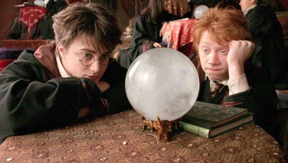 Harry Potter y Ron mirando bola de cristal