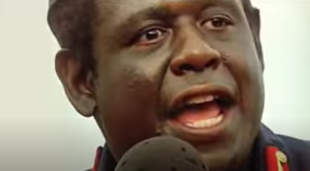 Hombre dando un discurso