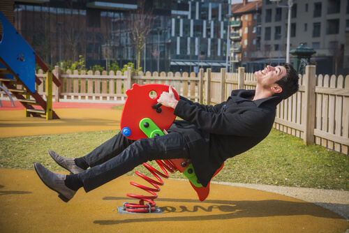 Man in een speeltuin