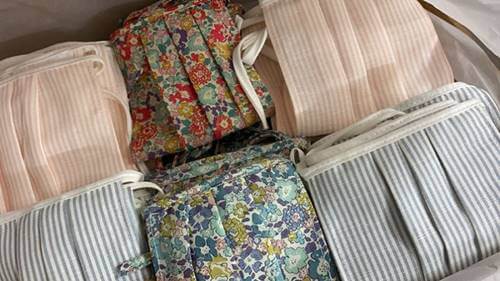 Mascarillas de tela hechas por costureras solidarias