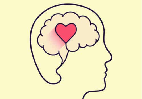 Mente de una persona con un corazón para representar la inteligencia emocional durante el confinamiento