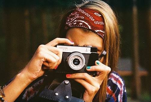 Chica con una cámara de fotos